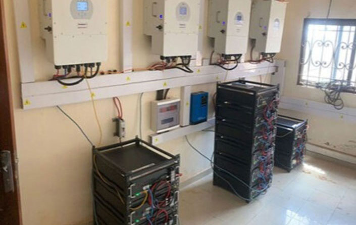 Inversor fuera de red RENOPI de 40 kVA con sistema de batería Lifepo4 de 65 KWH en Camerún